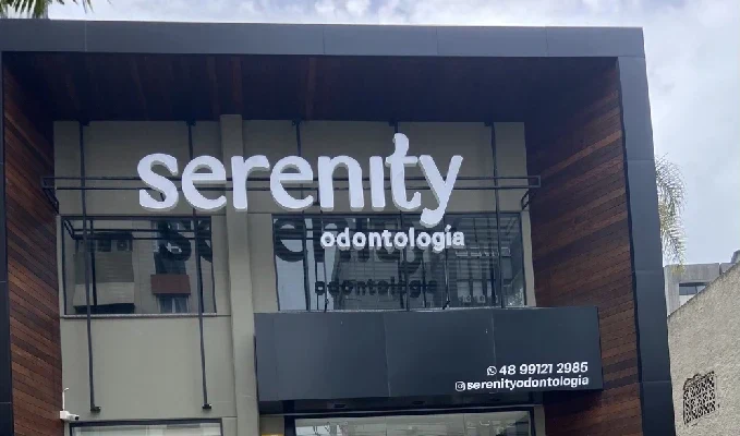 Fachada da Serenity Odontologia, com o letreiro serenity odontologia e o número do WhatsApp