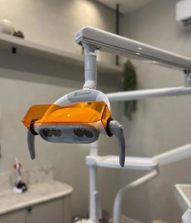 Refletor da cadeira odontológica com filtro laranja